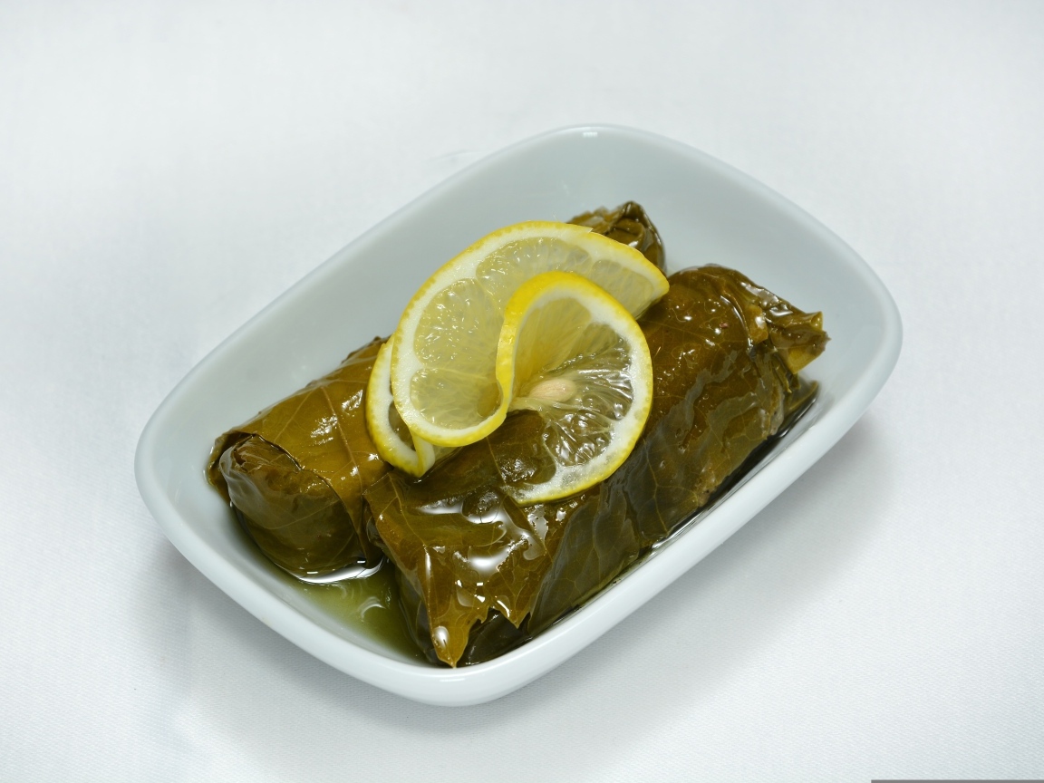Долма с лимоном в тарелке