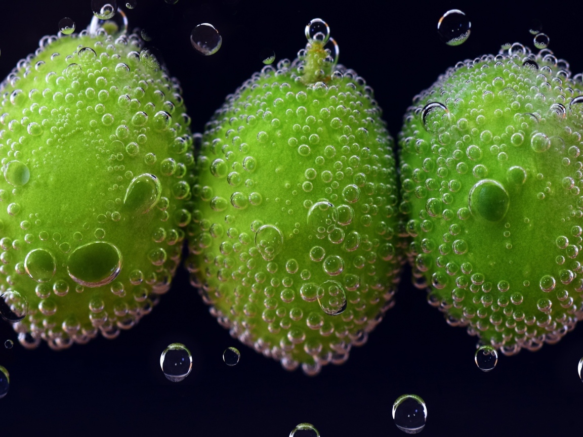 Зеленые оливки в пузырях в воде