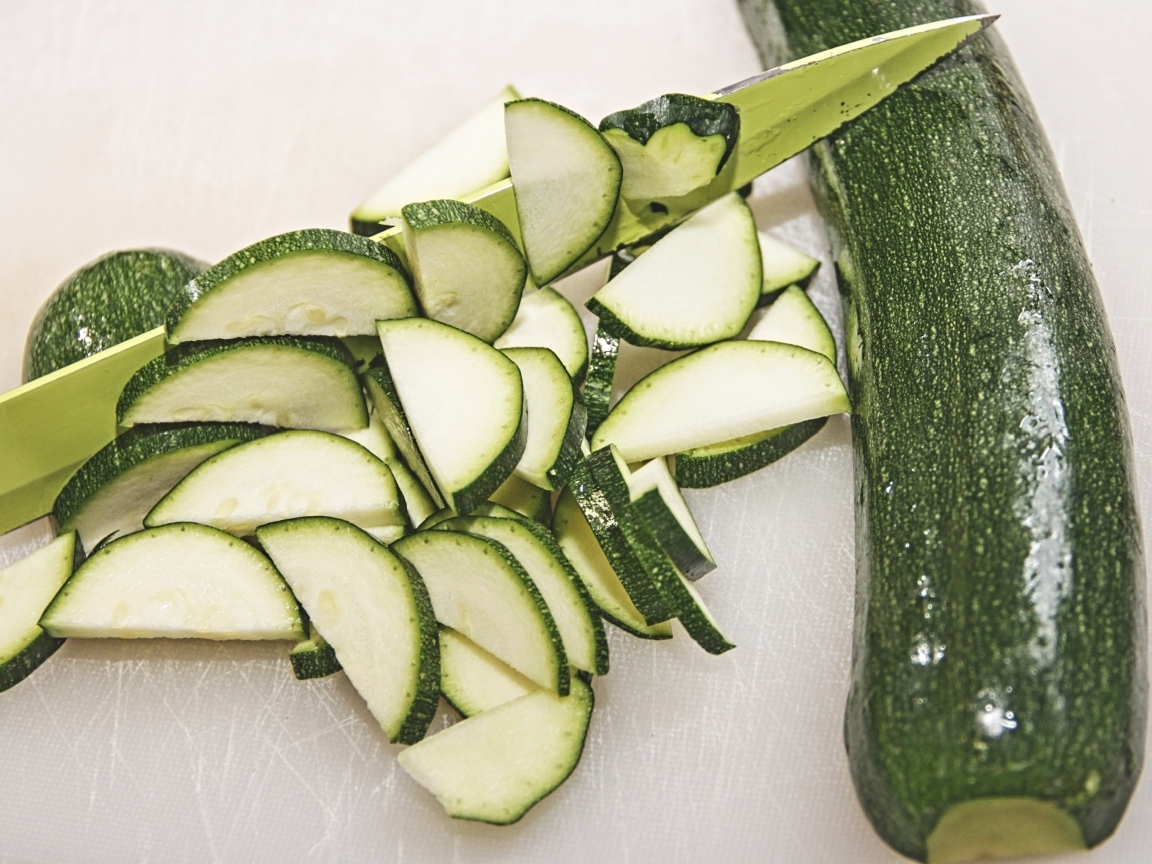 Зеленый кабачок цуккини нарезан на столе