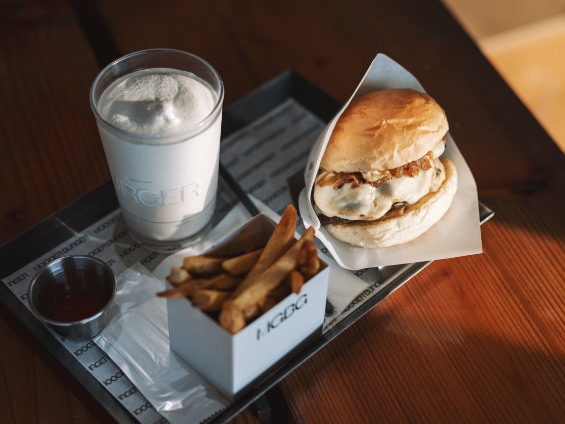 Гамбургер, картофель фри и  напиток на столе