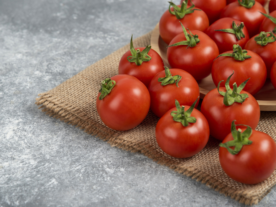 Большие круглые красные помидоры
