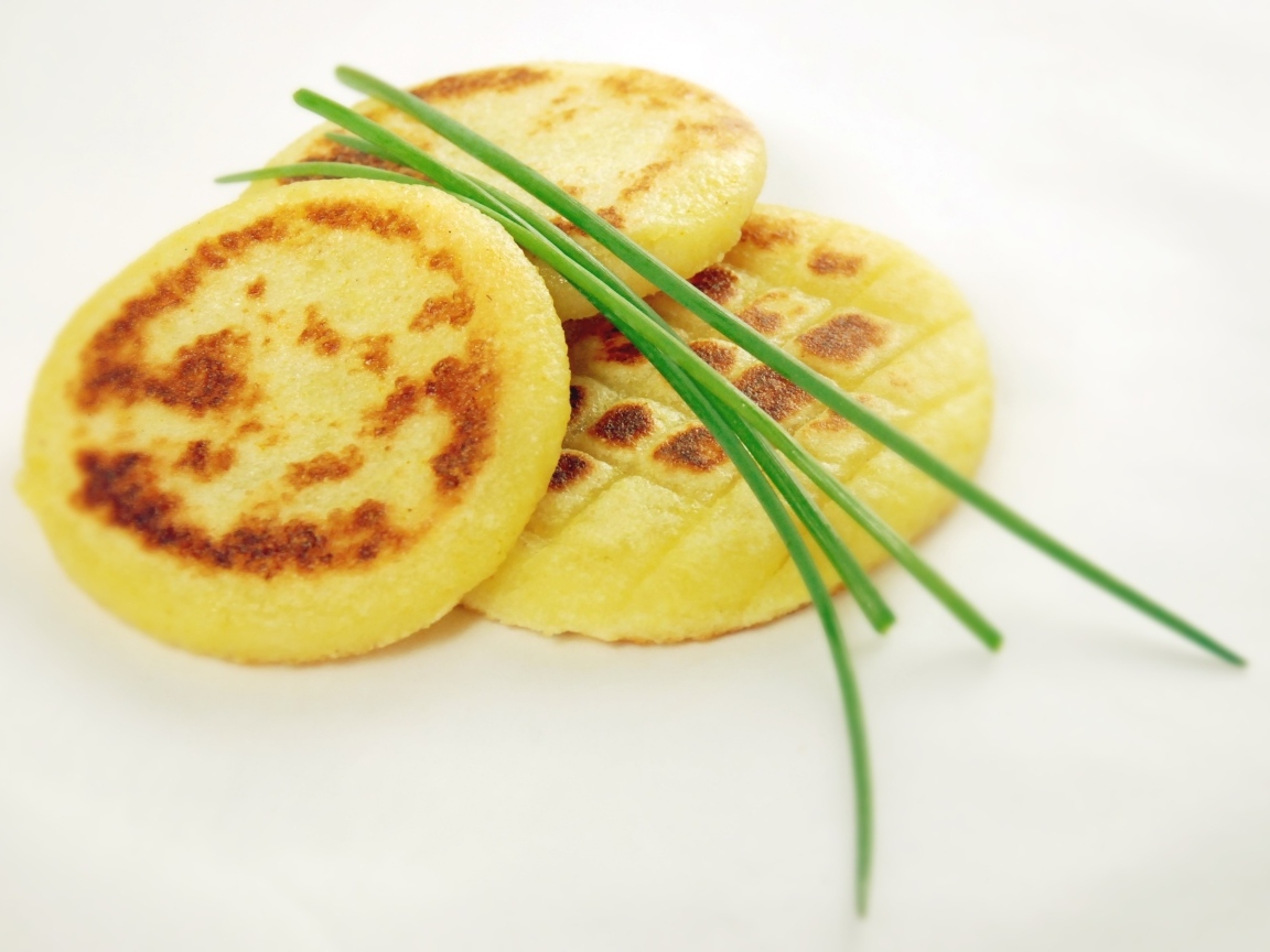 Картофельные оладьи с зеленом луком на столе