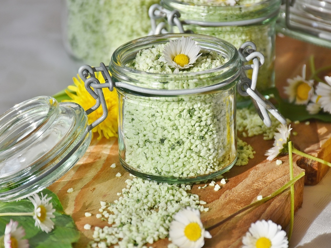 Соль в банке с цветами ромашки
