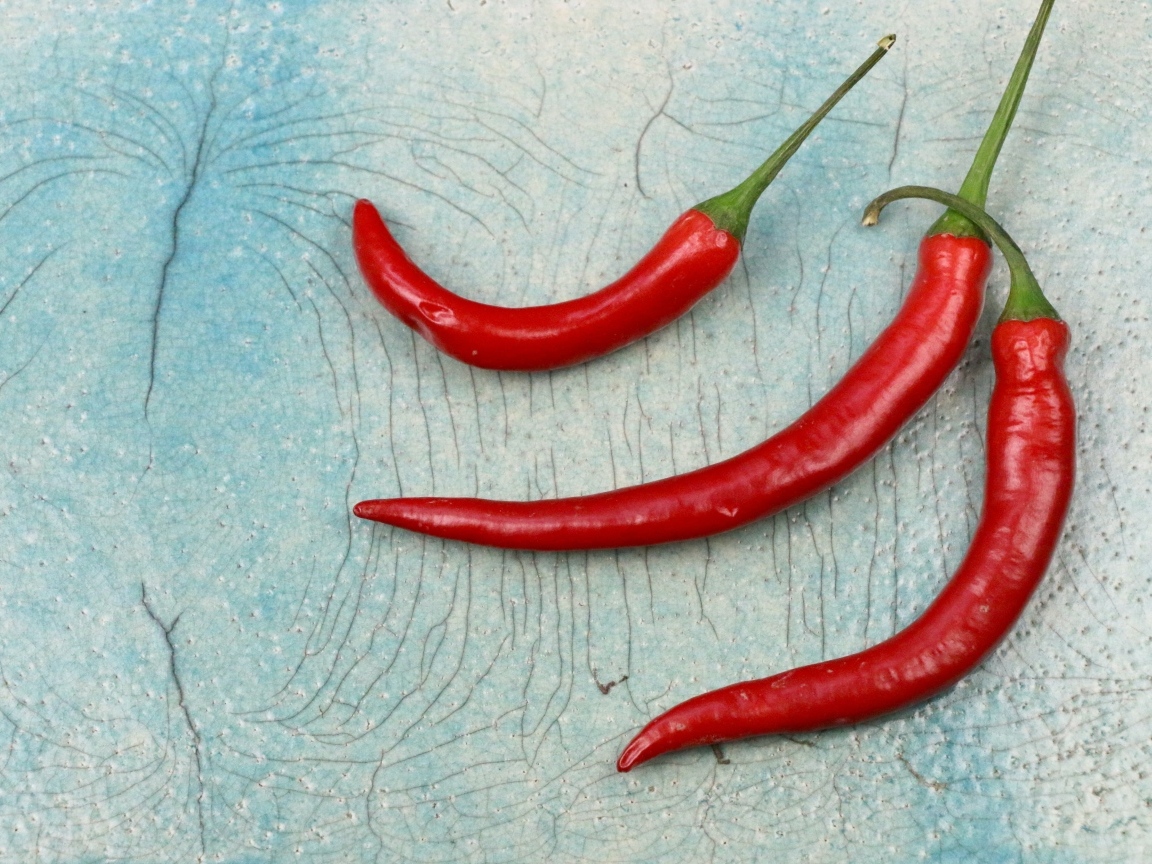 Три красных жгучих перца
