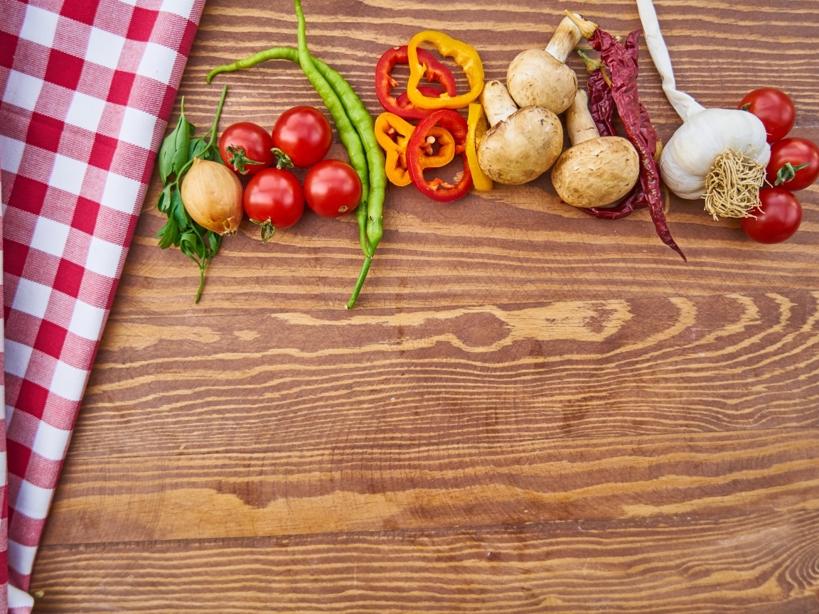 Овощи на деревянном столе с клетчатой скатертью