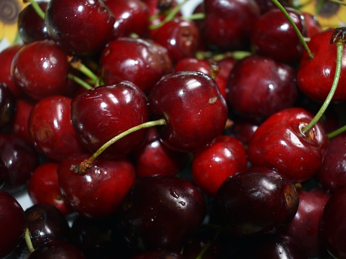 Вкусная красная черешня на столе