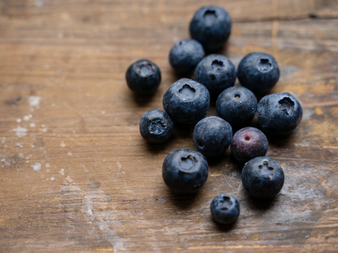 Большая синяя ягода черника на деревянном столе