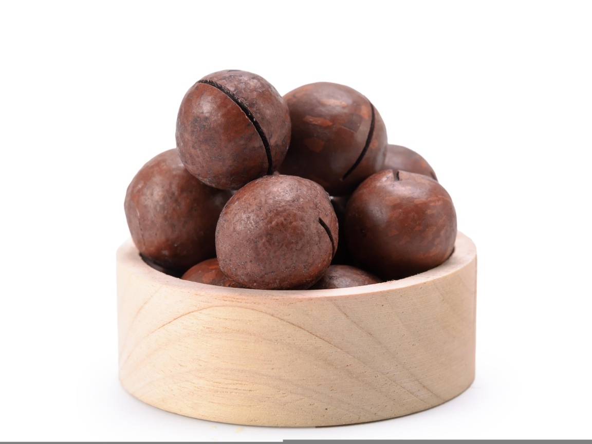 Орехи макадамия на белом фоне