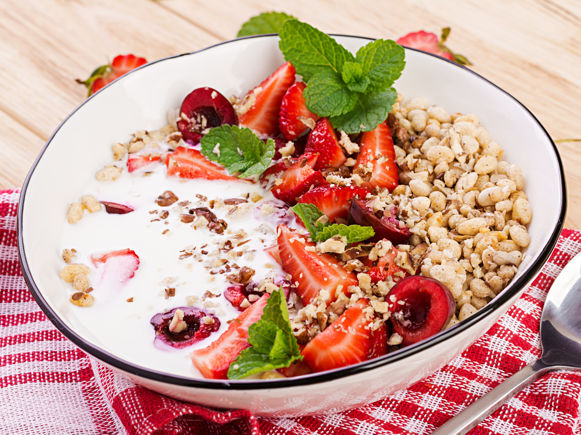 Каша с ягодами и йогуртом на завтрак
