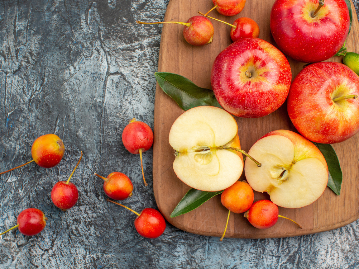 Нарезанные яблоки на деревянной доске на столе