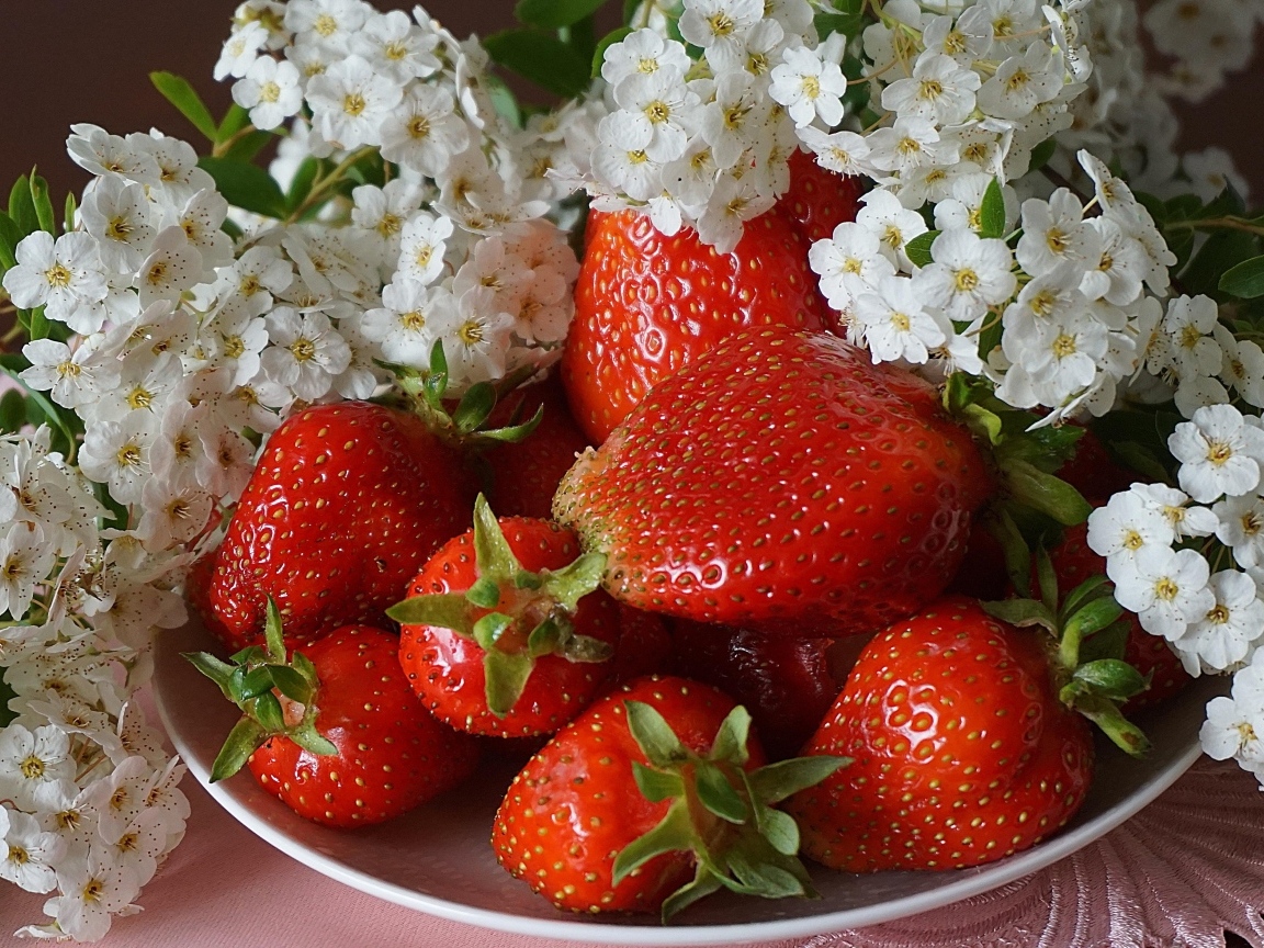 Клубника на столе с цветами