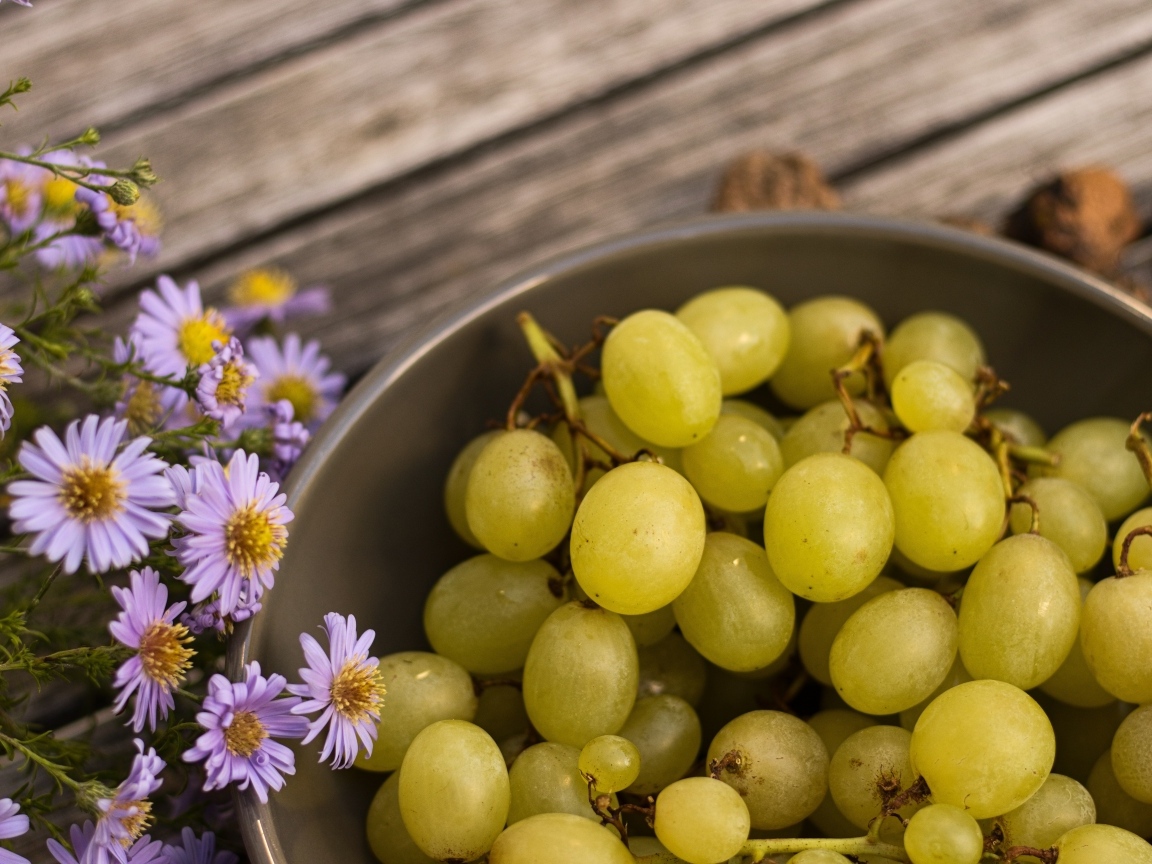 Белый виноград в миске с цветами