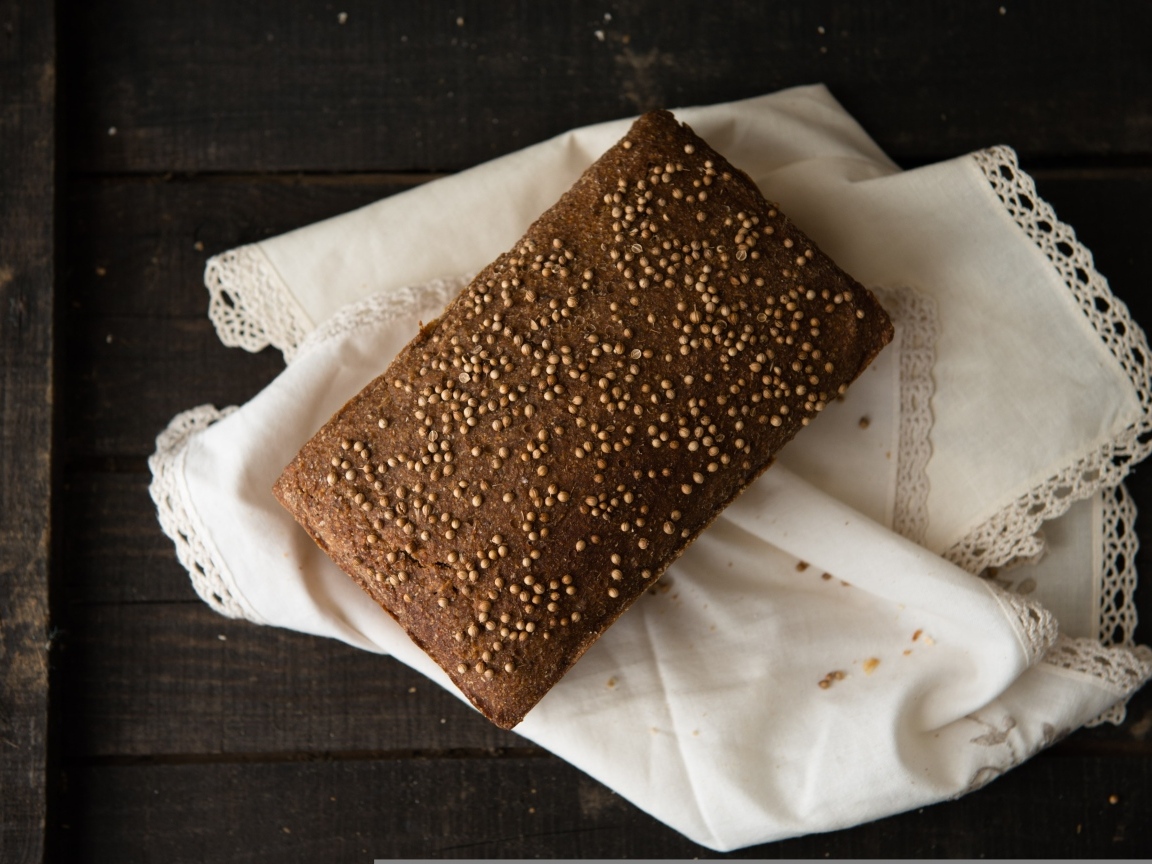 Буханка черного хлеба с тмином
