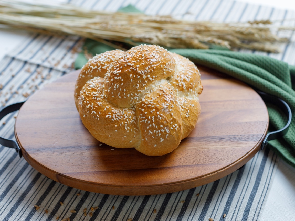 Булочка с кунжутом на разделочной доске
