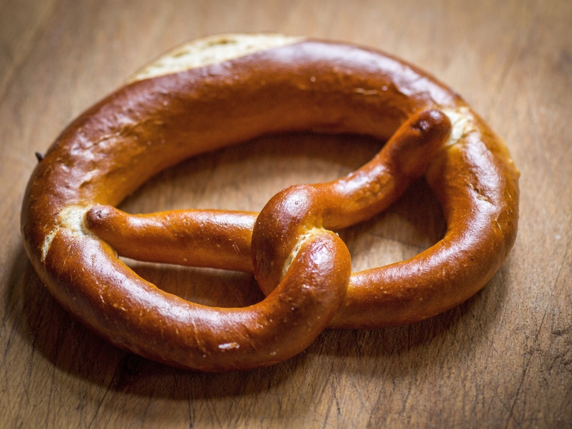 Вкусный сладкий крендель на столе