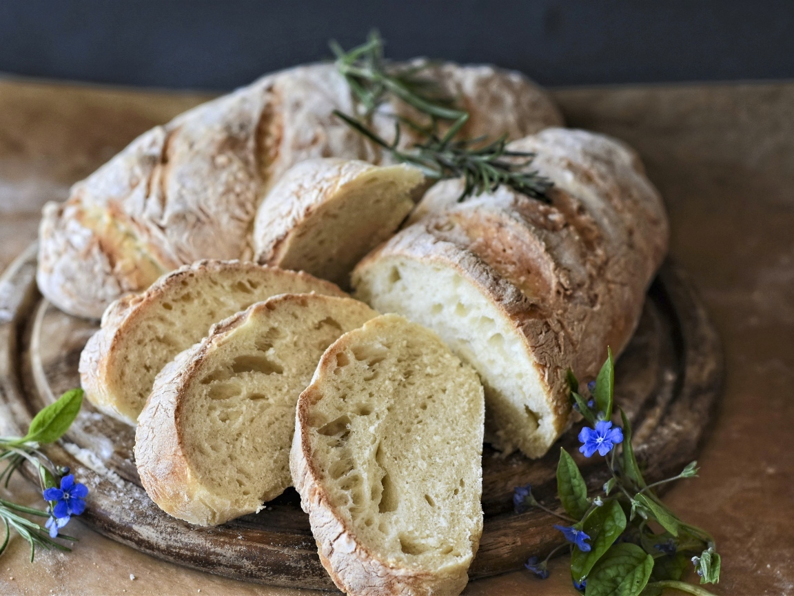 Нарезанная  чиабатта с розмарином на столе
