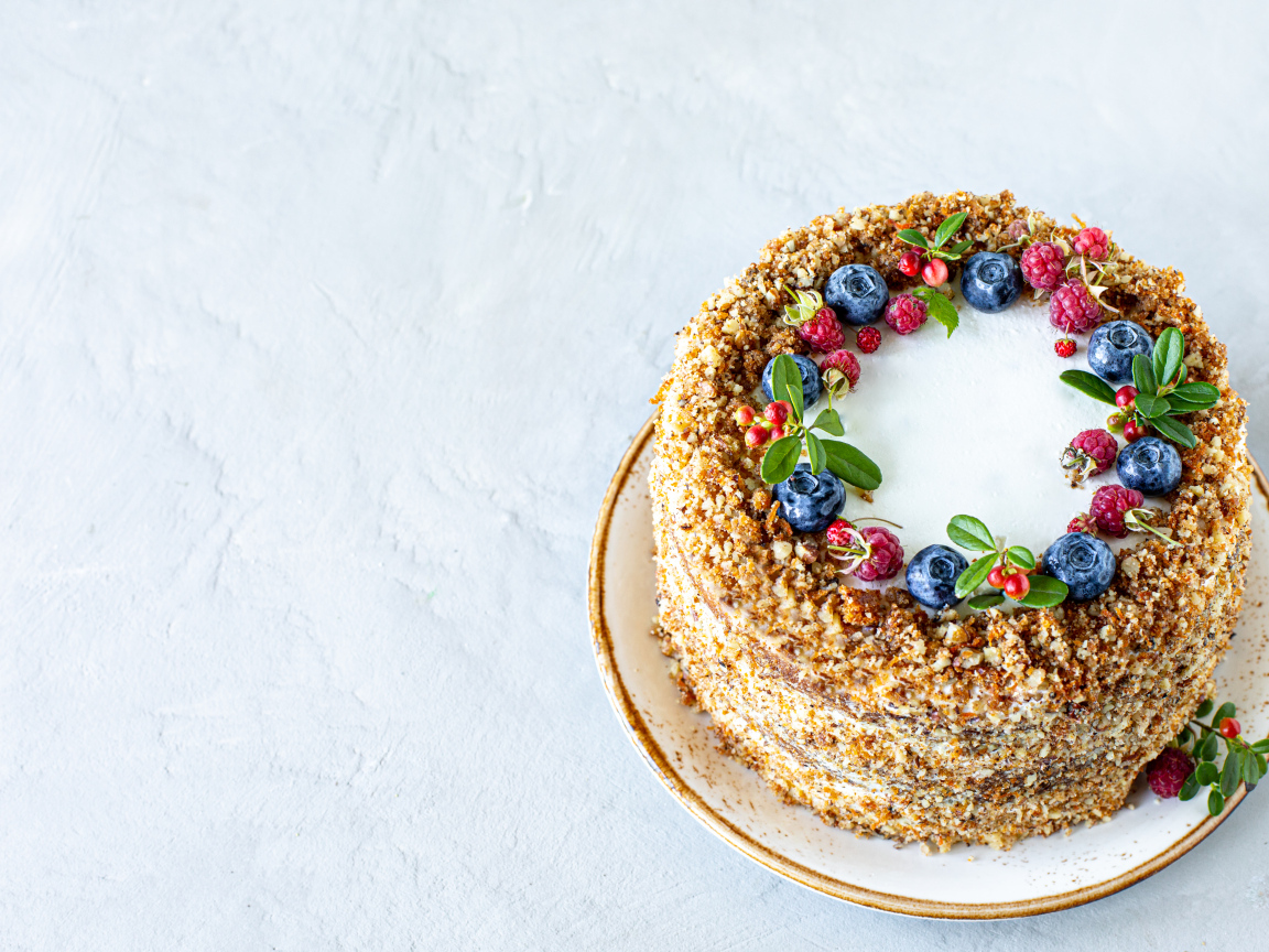 Аппетитный праздничный торт с ягодами