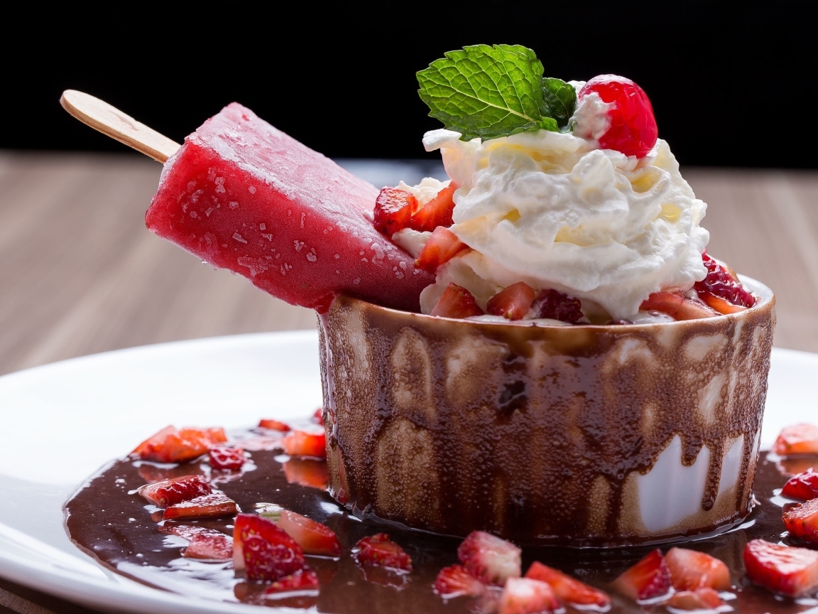 Торт с мороженым, ягодами и взбитыми сливками