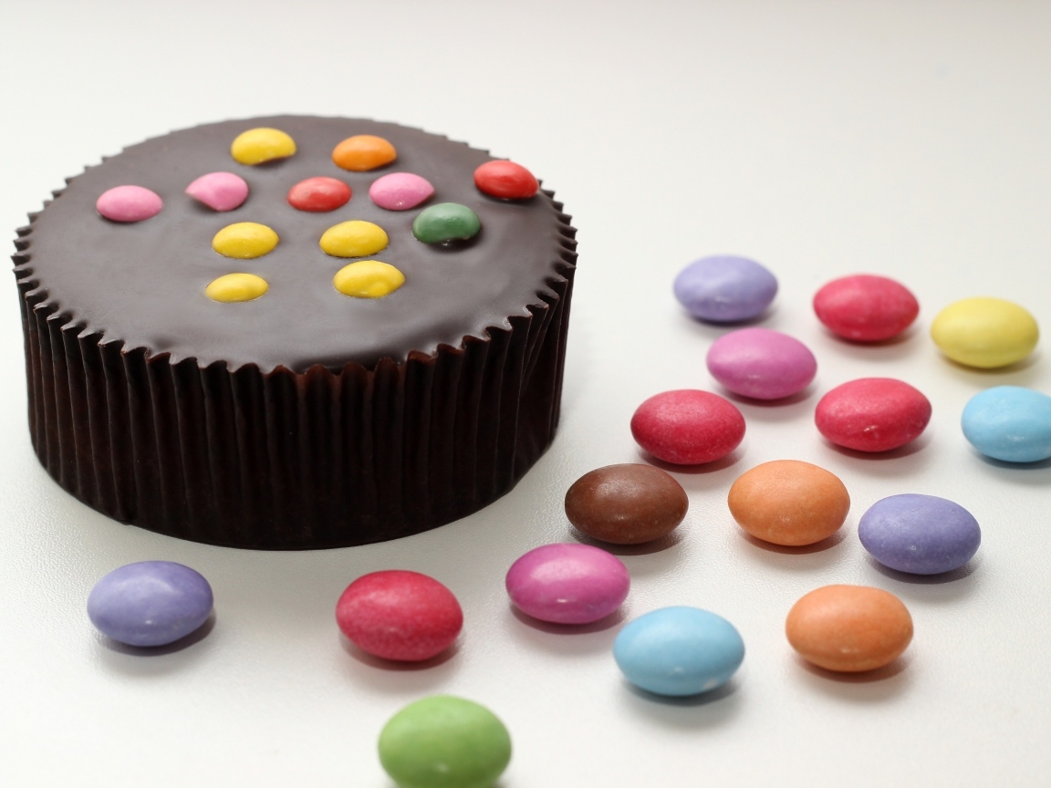 Шоколадный торт с разноцветными конфетами