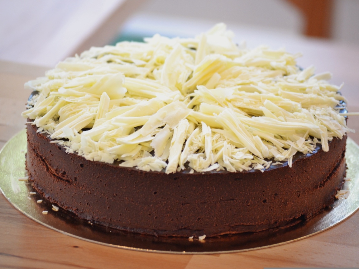 Шоколадный торт с тертой белой стружкой