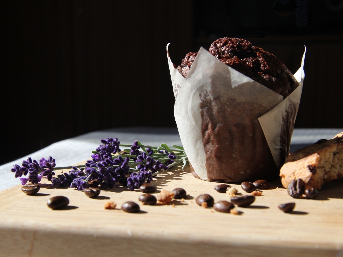 Шоколадный кекс на столе с кофейными зернами и веткой лаванды