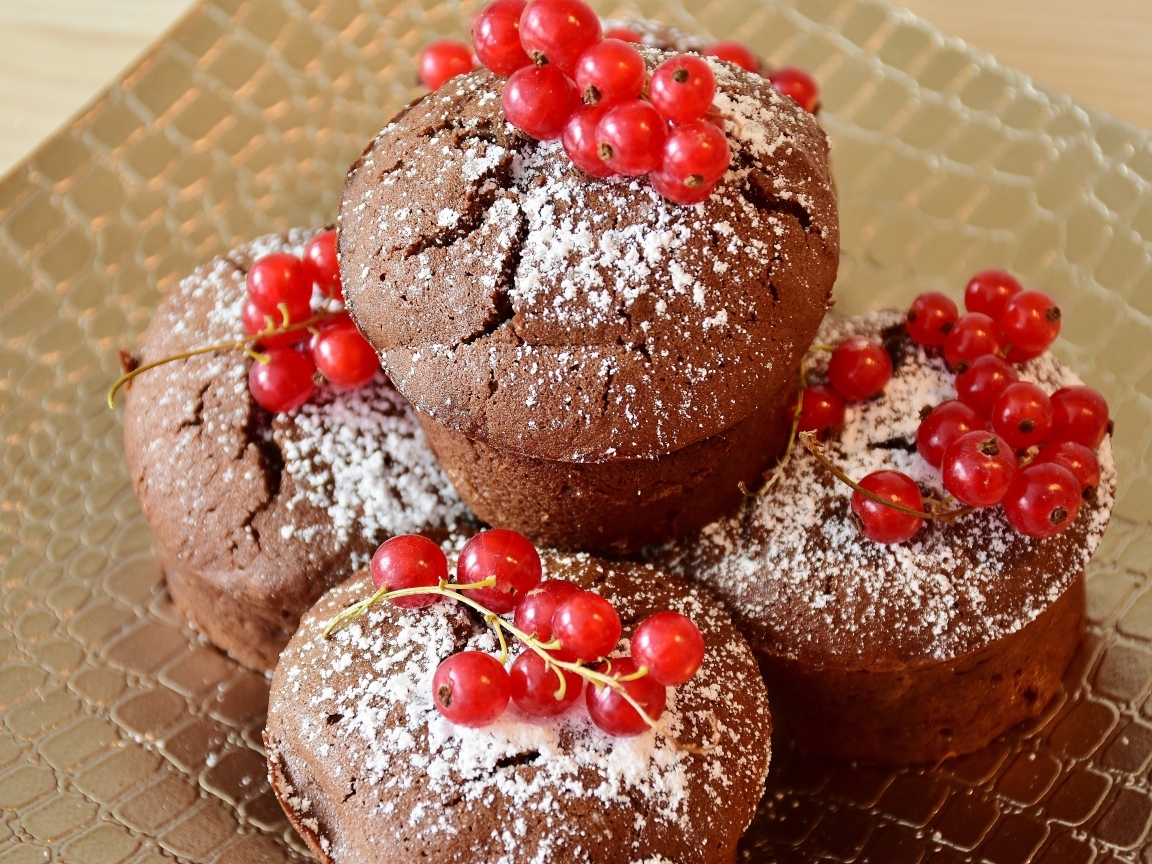 Шоколадные кексы с красной смородиной