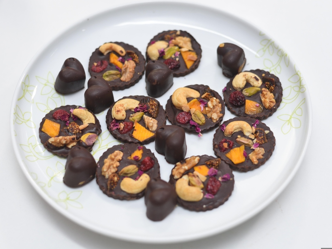Шоколадные конфеты с орехами на тарелке