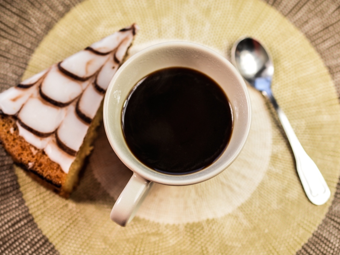 Кофе с куском торта на столе