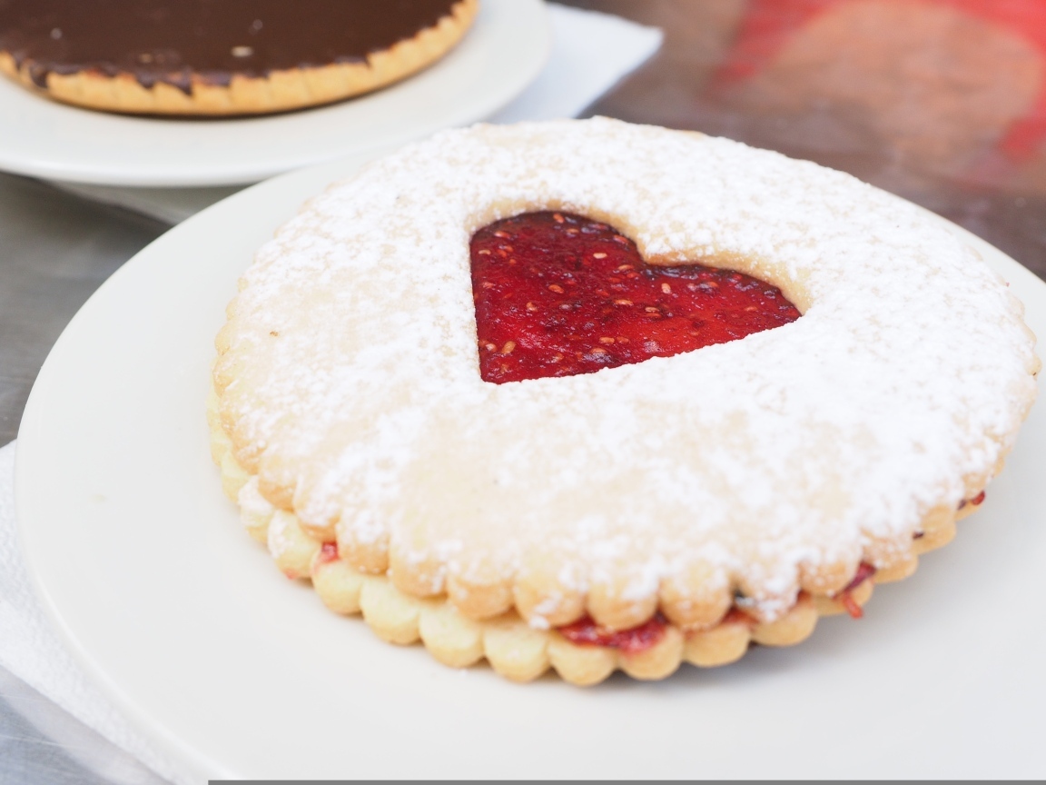 Печенье с джемом в сахарной пудре