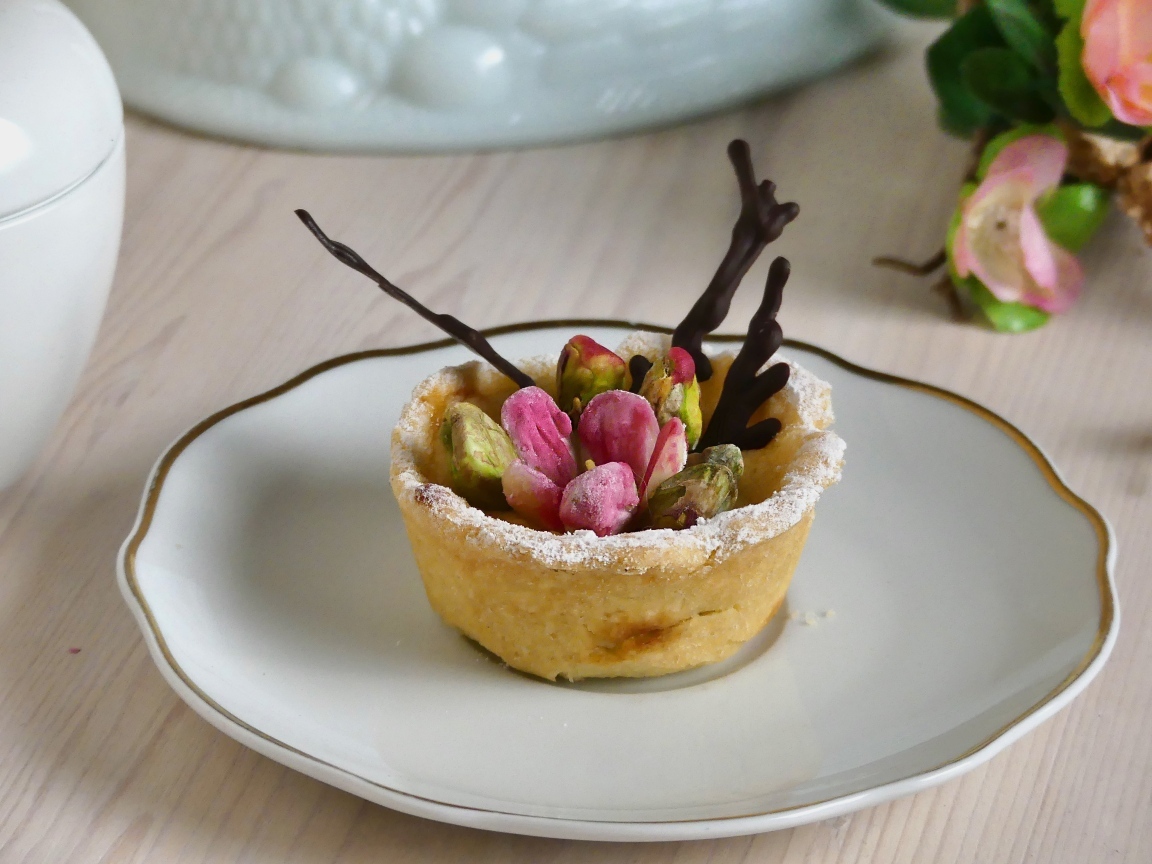 Кекс как произведение искусства на тарелке