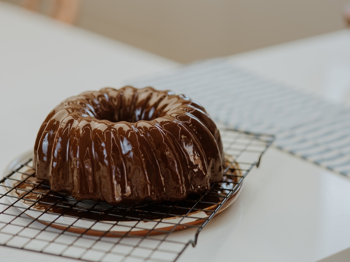 Кекс в шоколадной глазури на столе