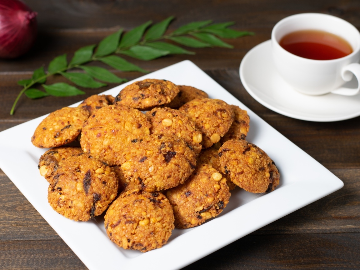 Вкусное  сладкое печенье с чашкой чая