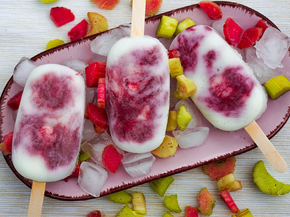 Мороженое на тарелке со льдом и ревенем