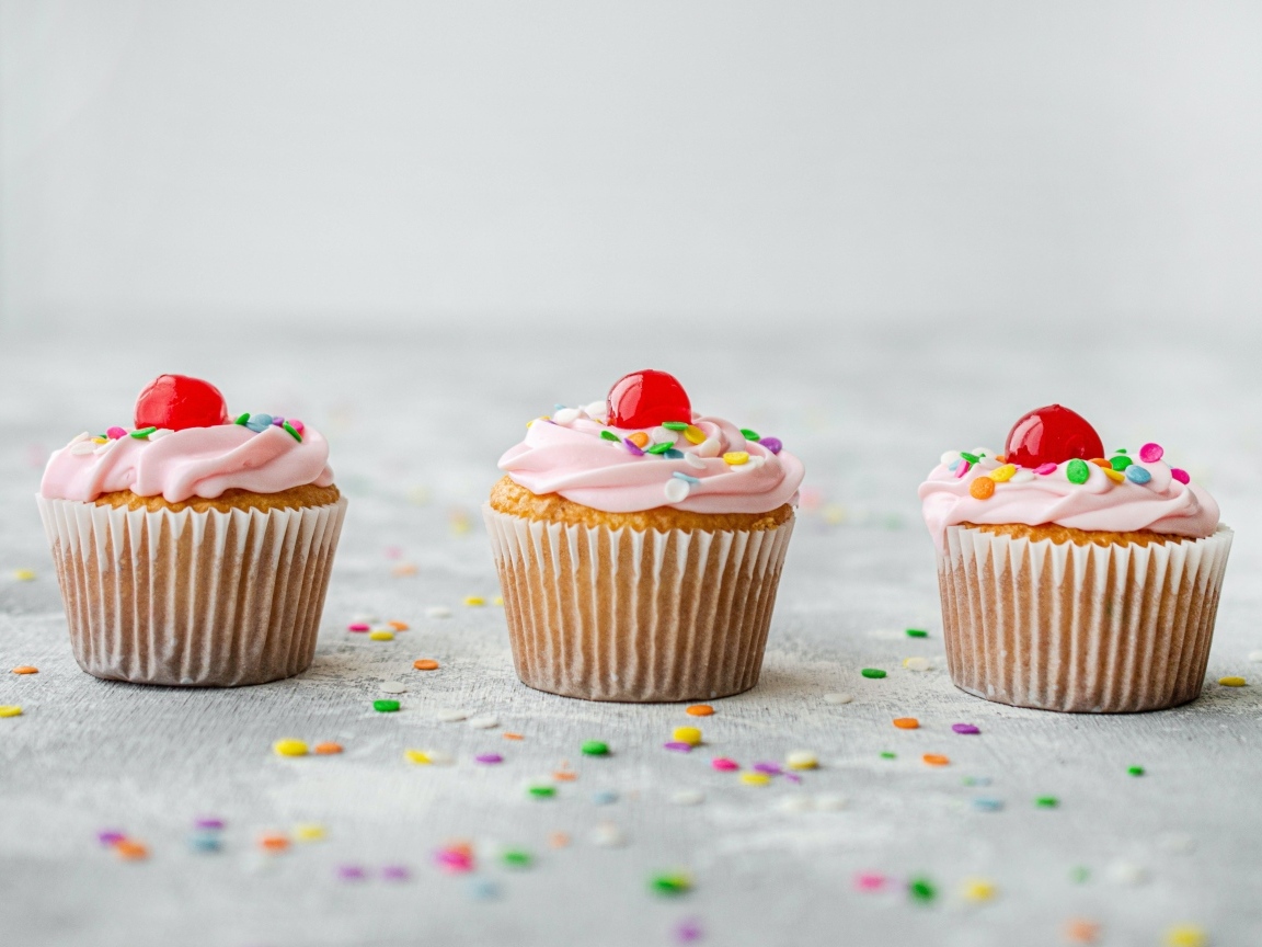 Маффины с кремом и вишней на столе