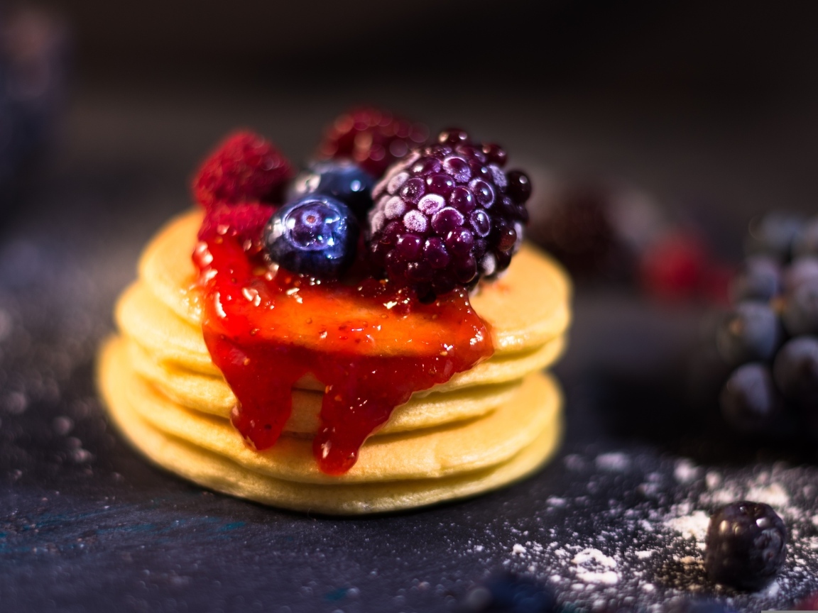 Оладьи с джемом и ягодами на столе