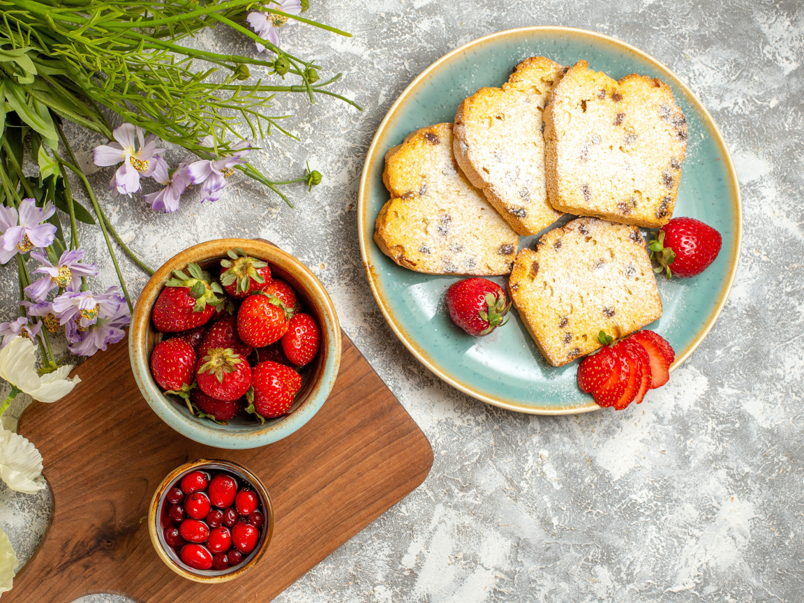 Кусочки кекса с изюмом на столе с ягода клубники