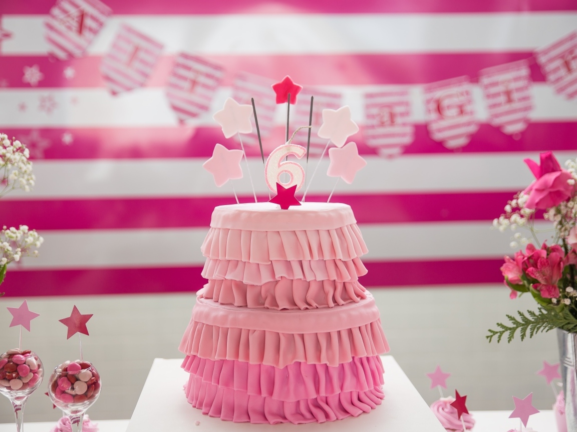 Розовый торт для девочки на день рождения