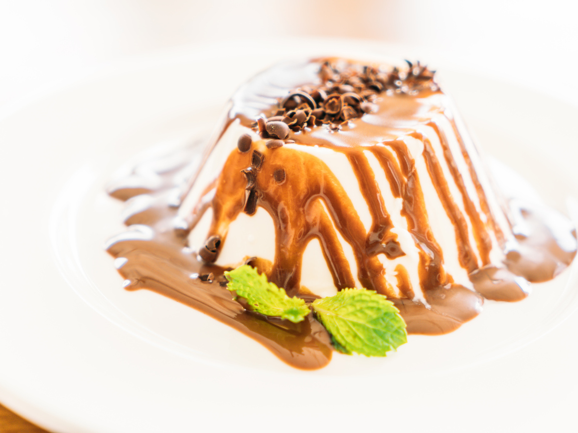 Пудинг с шоколадом на белом фоне