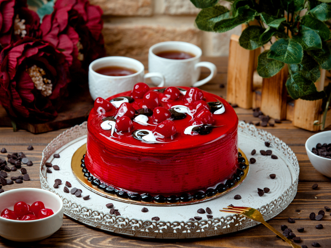 Красный вишневый торт на столе с чаем
