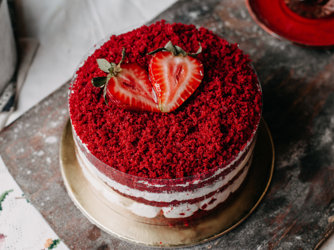 Торт красный бархат с ягодами клубники
