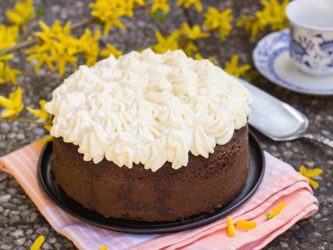 Сладкий шоколадный торт с кремом