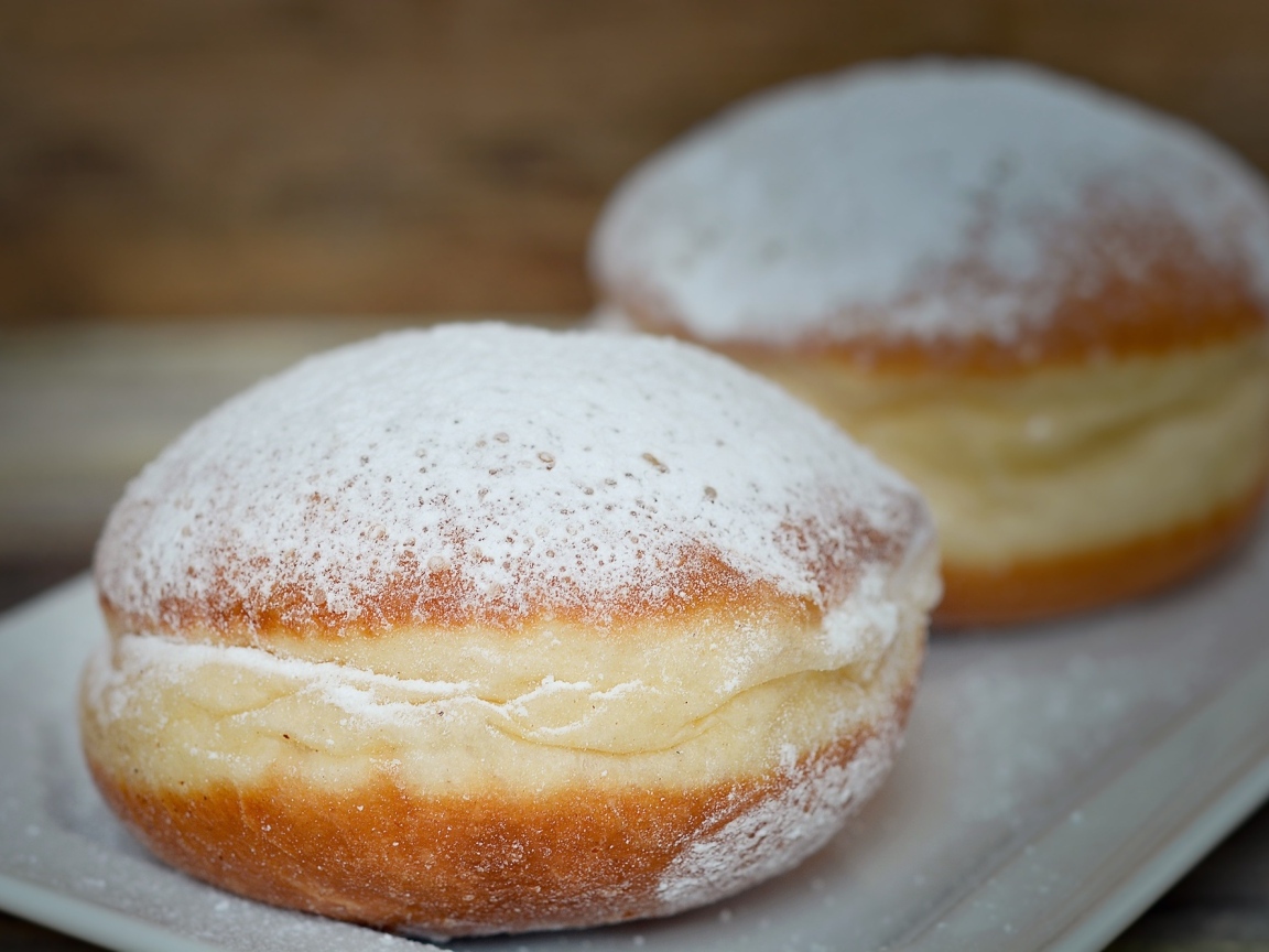 Сладкие пончики с сахарной пудрой