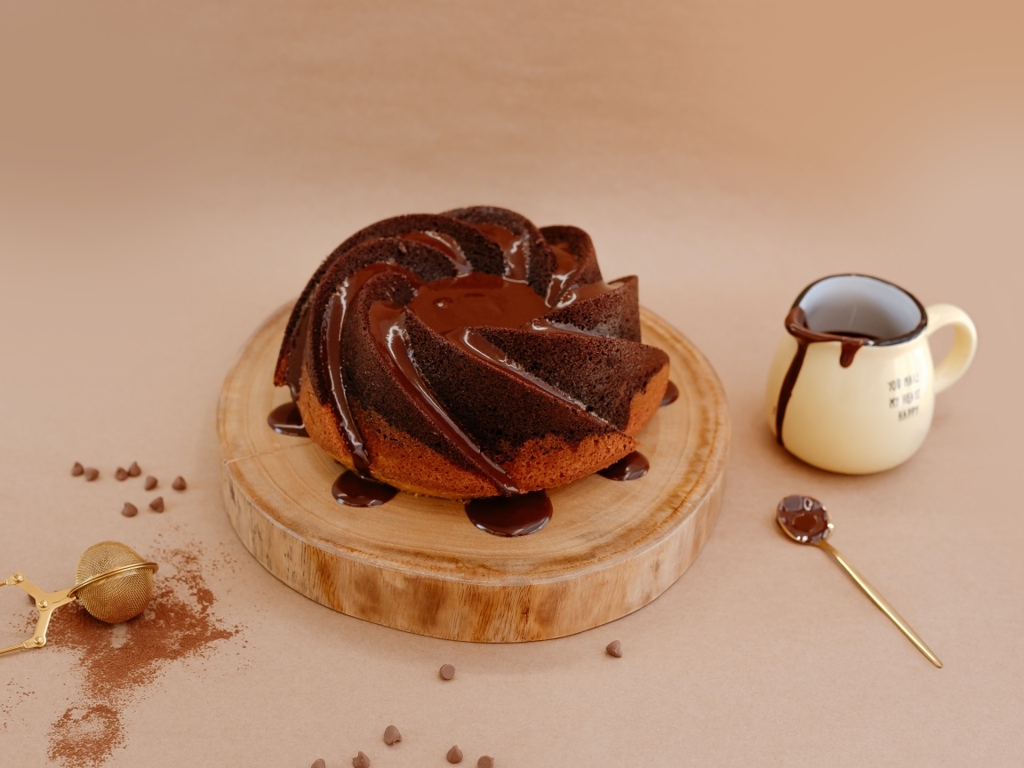 Сладкая выпечка в шоколадной глазури