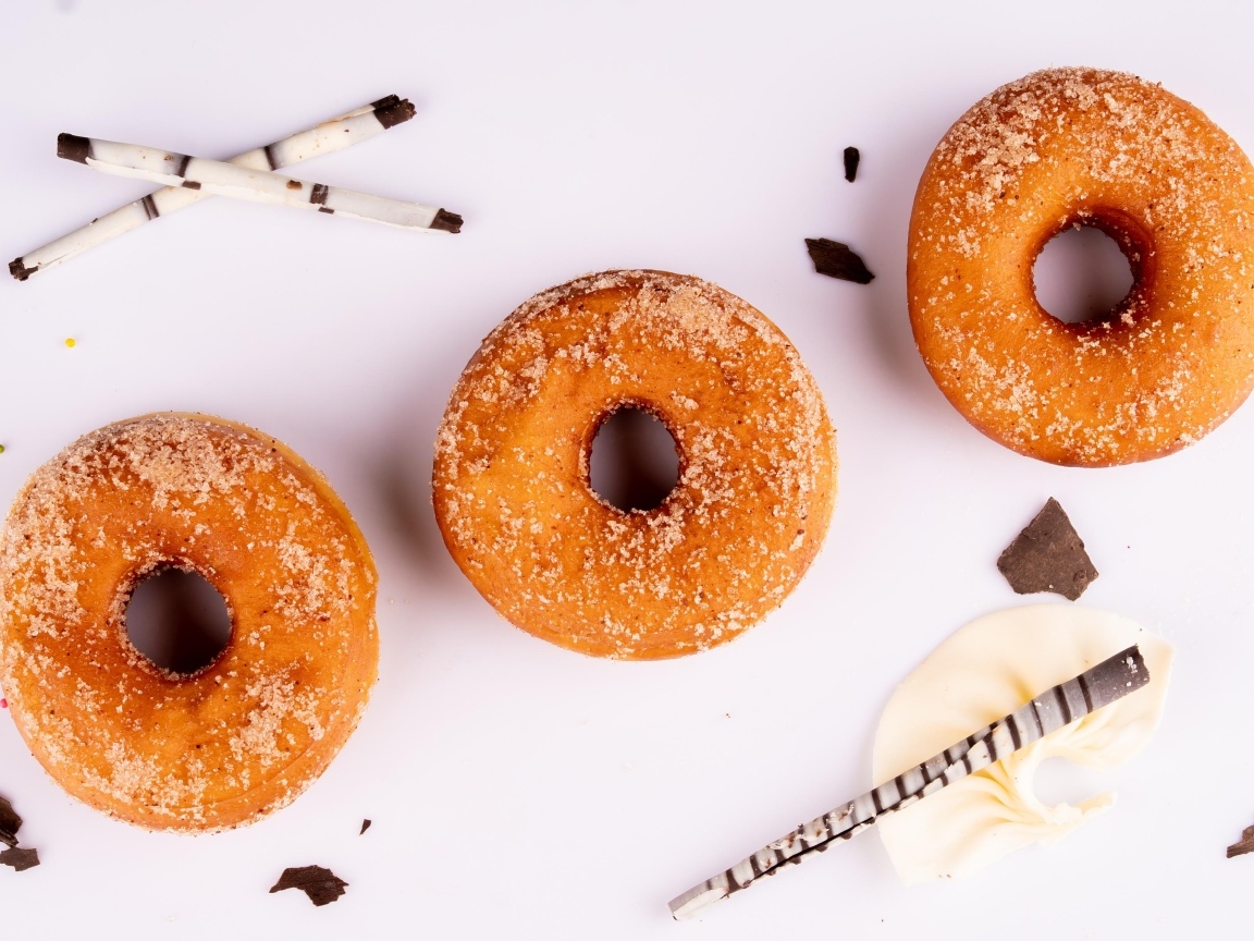 Три доната на белом фоне