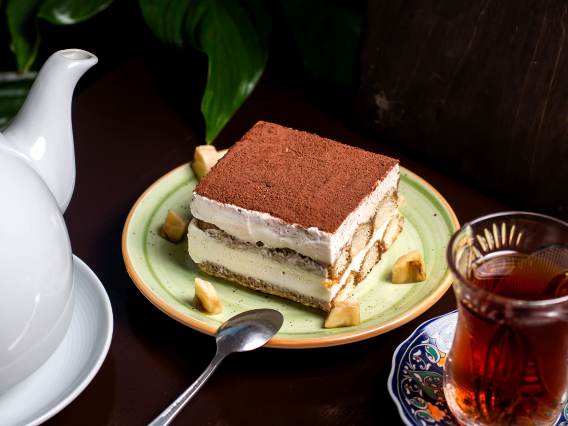 Торт Тирамису на столе с чаем
