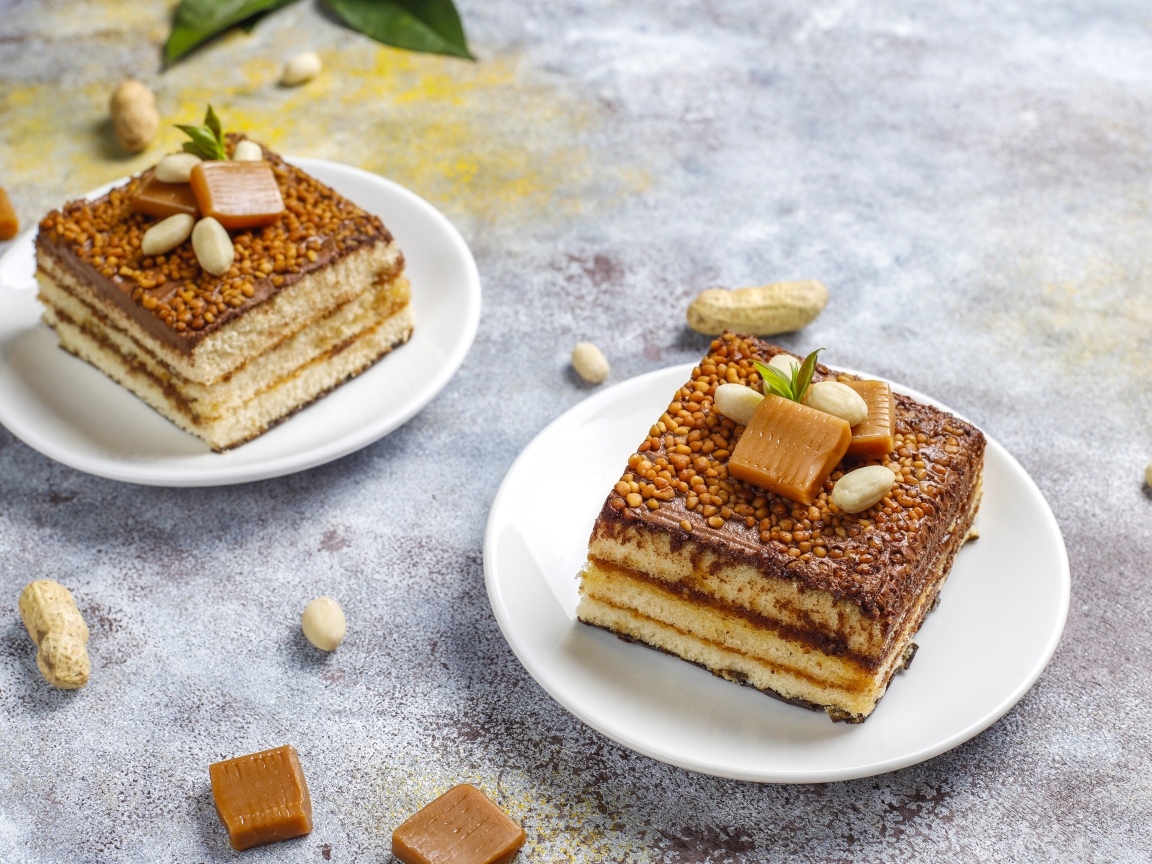 Два куска карамельного торта с ирисками