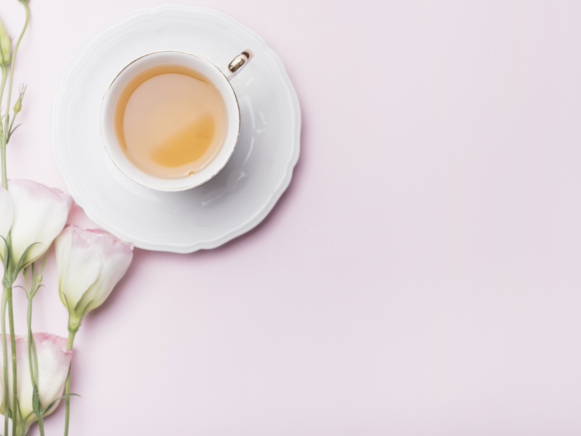 Чашка чая на розовом фоне с цветами эустомы