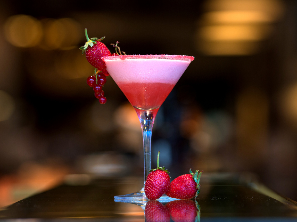 Фруктовый коктейль со свежей клубникой