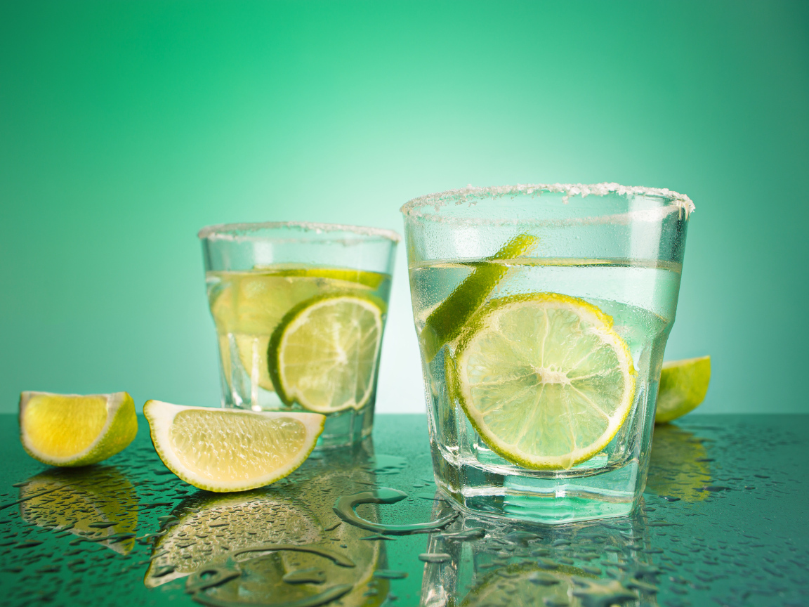 Два стакана коктейля с кусочками лайма