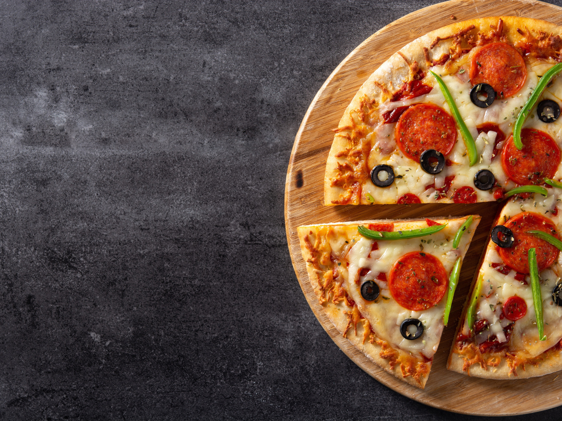 Аппетитная пицца с колбасой на столе